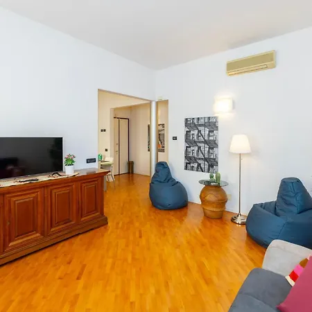 Comfortable And Functional, Terrace And Parking アパート